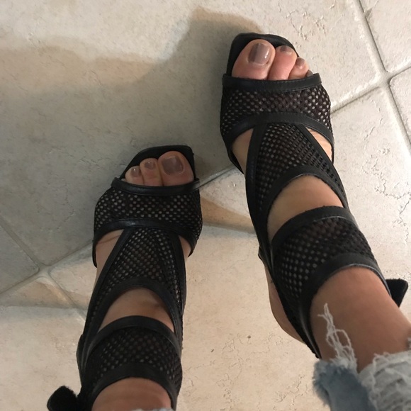 Women’s high heel sandal. Excellent condition. - Picture 4 of 6